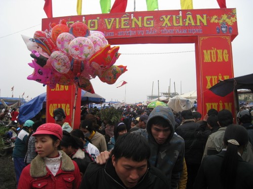 Весенний базар Виенг – место, где можно купить удачу - ảnh 1